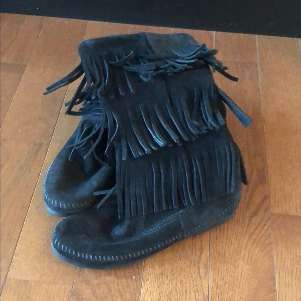 Minnetonka Black Fringe Boot SZ 8